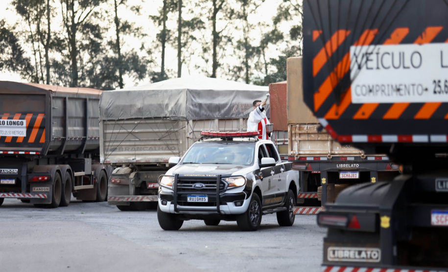 Caminhoneiros recebem a bênção de São Cristóvão no Pátio de Triagem do Porto de Paranaguá