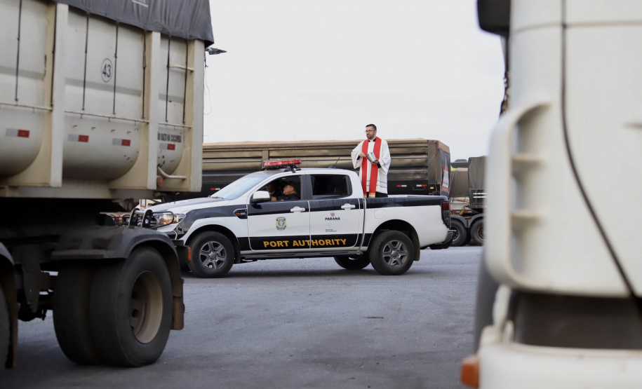 Caminhoneiros recebem a bênção de São Cristóvão no Pátio de Triagem do Porto de Paranaguá