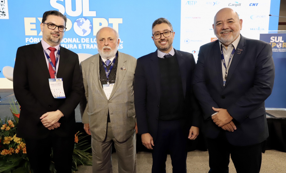 Portos do Paraná apresenta pioneirismo da concessão do canal de acesso em encontro do setor