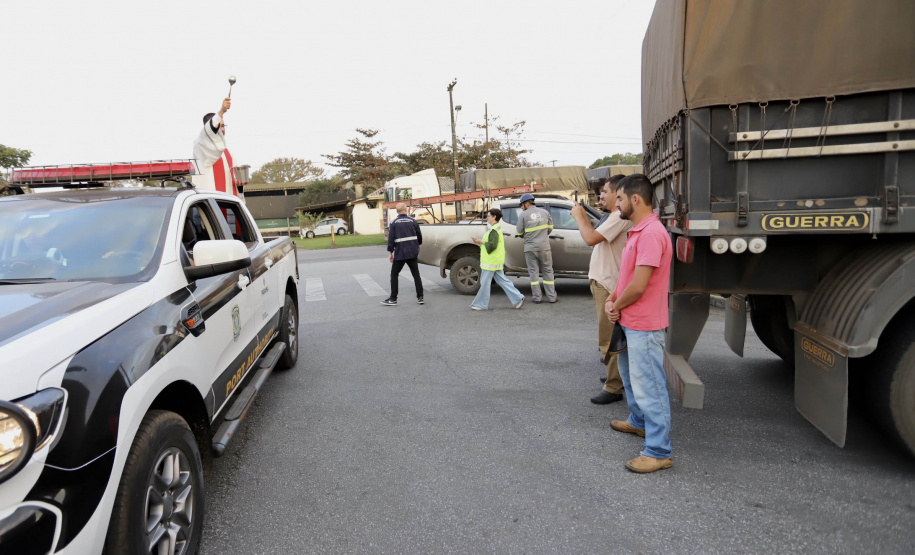 Caminhoneiros recebem a bênção de São Cristóvão no Pátio de Triagem do Porto de Paranaguá