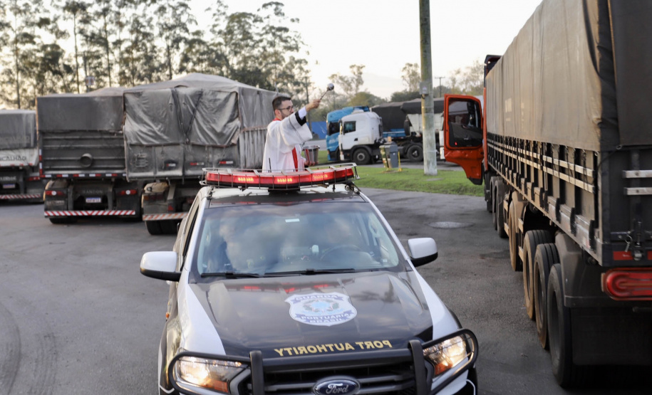 Caminhoneiros recebem a bênção de São Cristóvão no Pátio de Triagem do Porto de Paranaguá