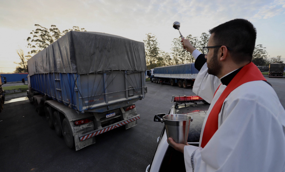 Caminhoneiros recebem a bênção de São Cristóvão no Pátio de Triagem do Porto de Paranaguá