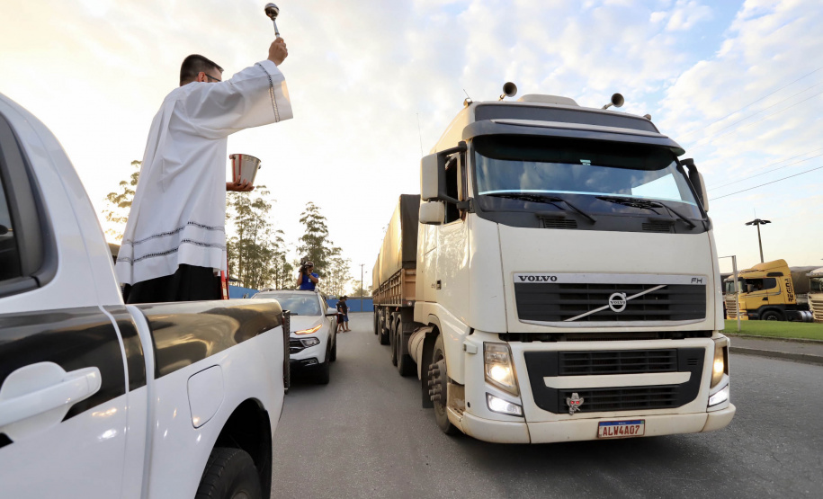 Caminhoneiros recebem a bênção de São Cristóvão no Pátio de Triagem do Porto de Paranaguá