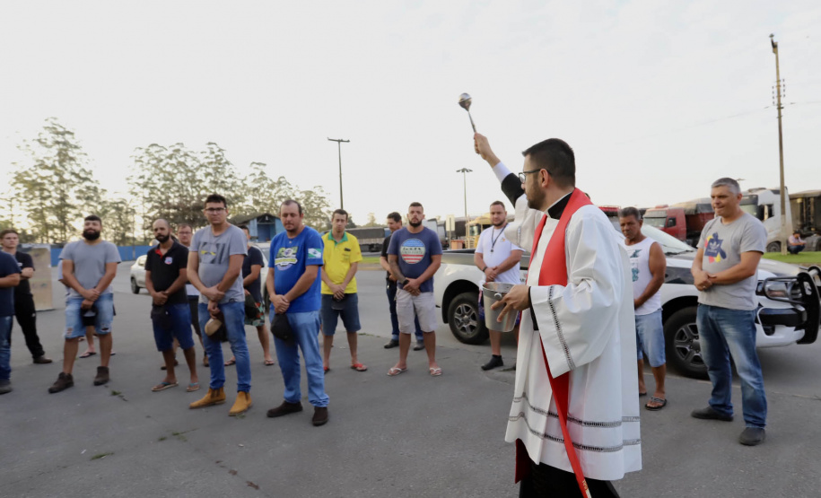 Caminhoneiros recebem a bênção de São Cristóvão no Pátio de Triagem do Porto de Paranaguá