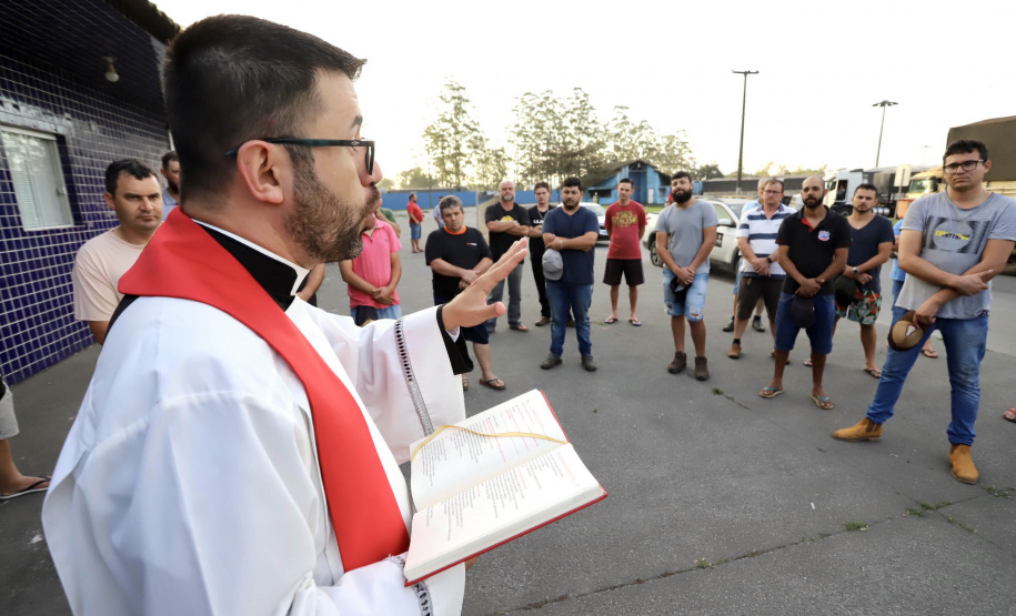 Caminhoneiros recebem a bênção de São Cristóvão no Pátio de Triagem do Porto de Paranaguá