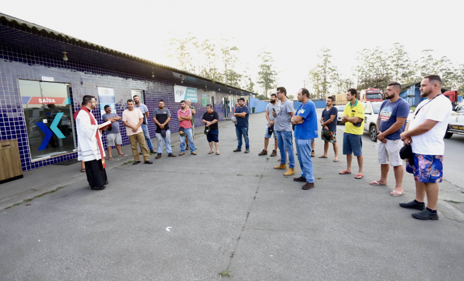 Caminhoneiros recebem a bênção de São Cristóvão no Pátio de Triagem do Porto de Paranaguá
