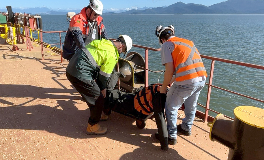Portos do Paraná realiza simulado de resgate de trabalhador em mar