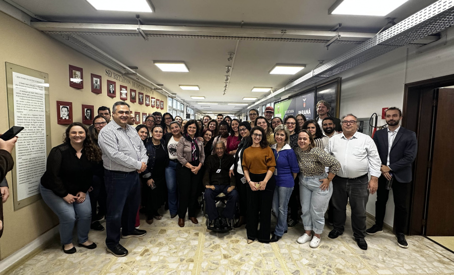 A ministra da Saúde, Nísia Trindade, visitou as instalações da Secretaria de Estado da Saúde (Sesa) nível central nesta terça-feira (25)