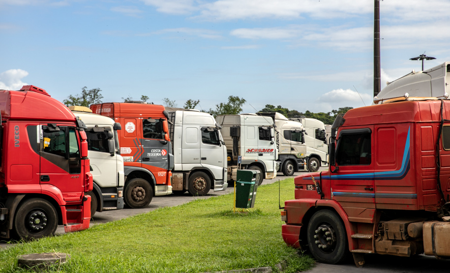 Porto de Paranaguá recebe quase 2.500 caminhões de grãos e farelo em 24 horas