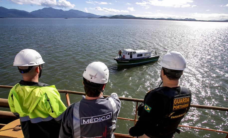Portos do Paraná realiza simulado de resgate de trabalhador em mar