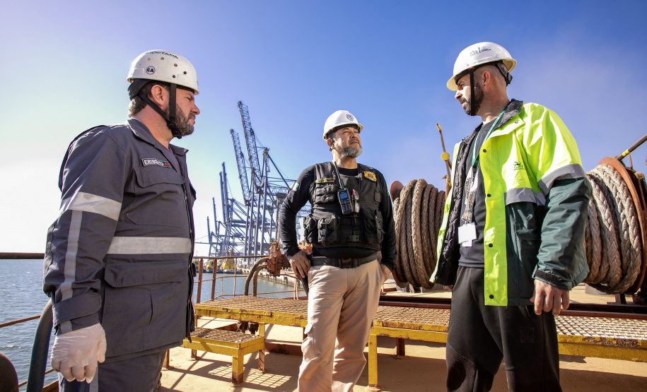Portos do Paraná realiza simulado de resgate de trabalhador em mar