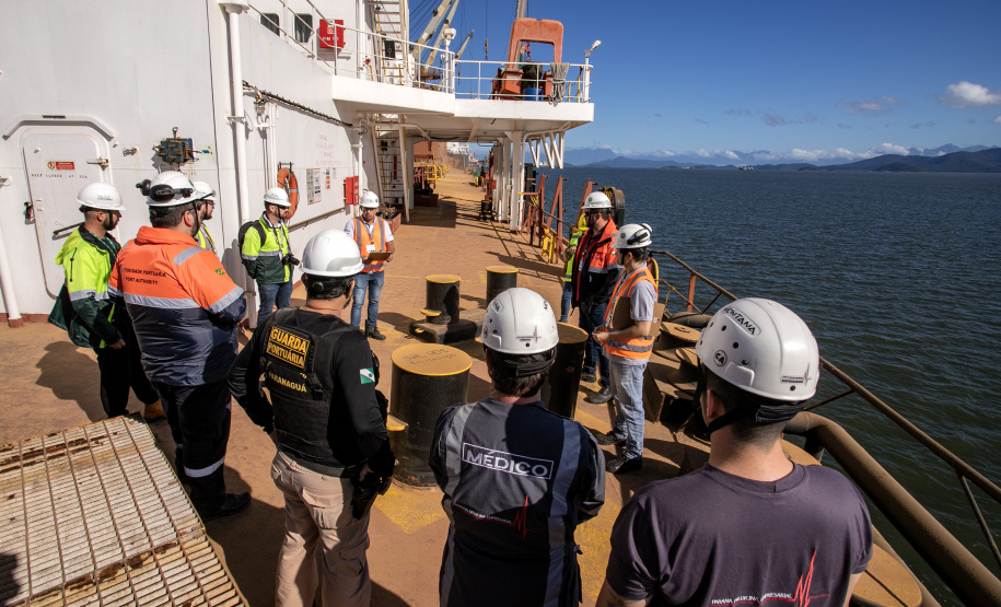 Portos do Paraná realiza simulado de resgate de trabalhador em mar