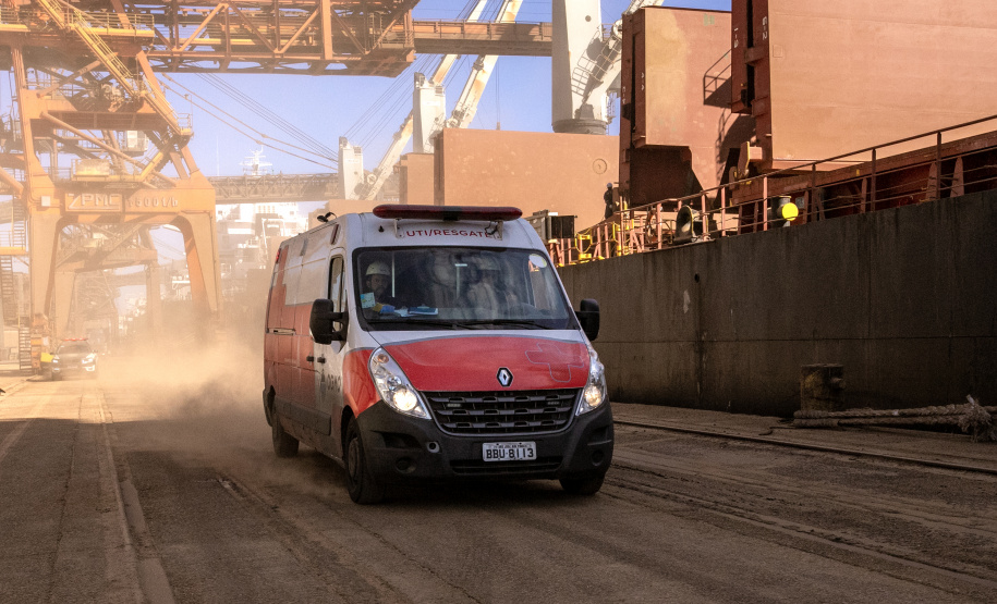 Portos do Paraná realiza simulado de resgate de trabalhador em mar