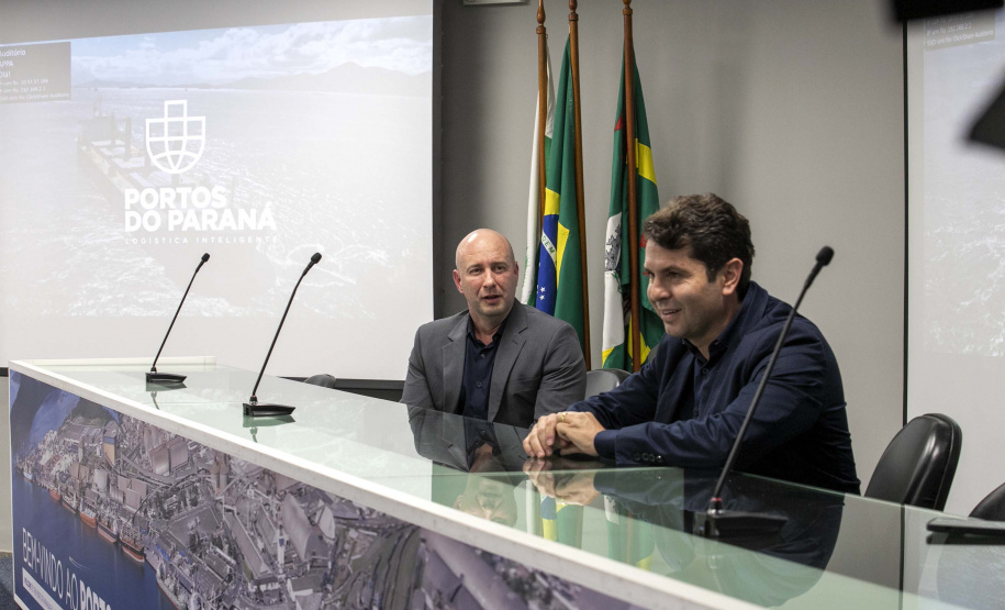 Deputados estaduais visitam o Porto de Paranaguá e homenageiam trabalhadores portuários