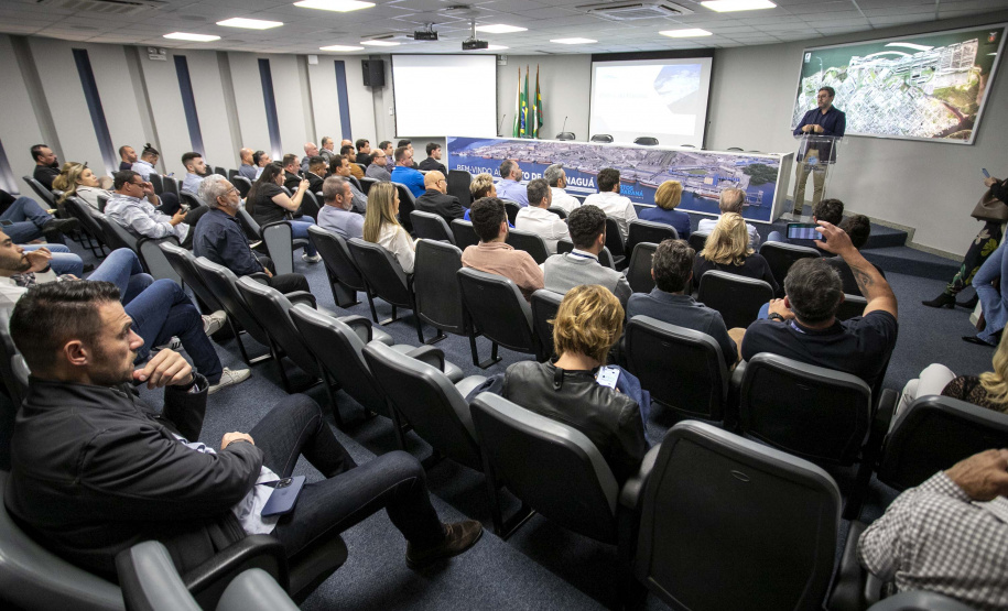 Deputados estaduais visitam o Porto de Paranaguá e homenageiam trabalhadores portuários