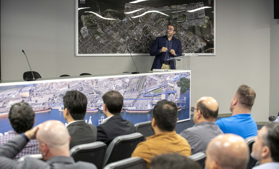 Deputados estaduais visitam o Porto de Paranaguá e homenageiam trabalhadores portuários