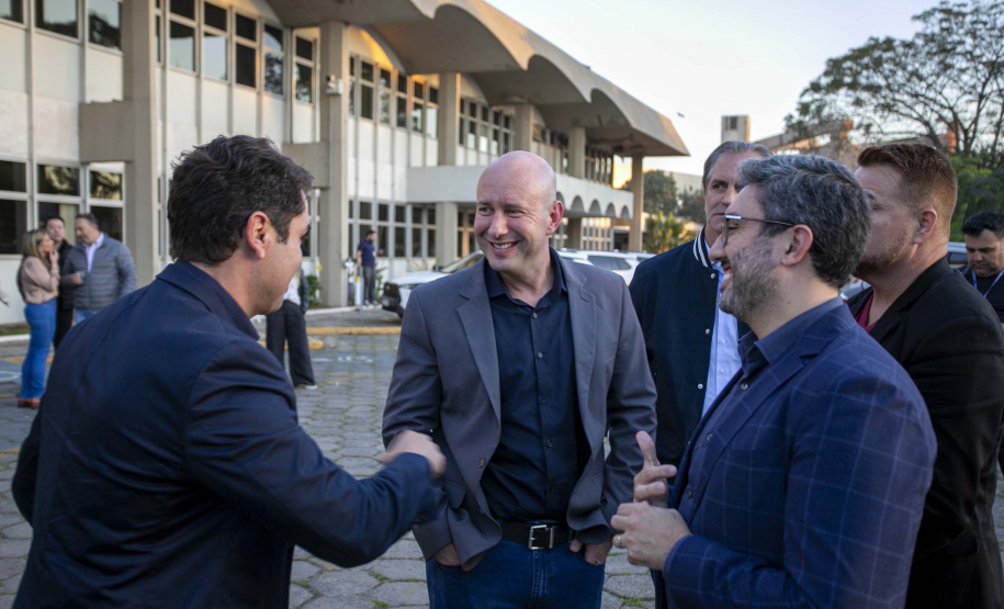 Deputados estaduais visitam o Porto de Paranaguá e homenageiam trabalhadores portuários