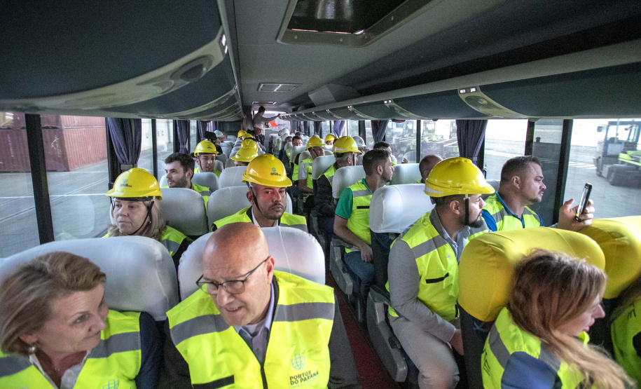 Deputados estaduais visitam o Porto de Paranaguá e homenageiam trabalhadores portuários