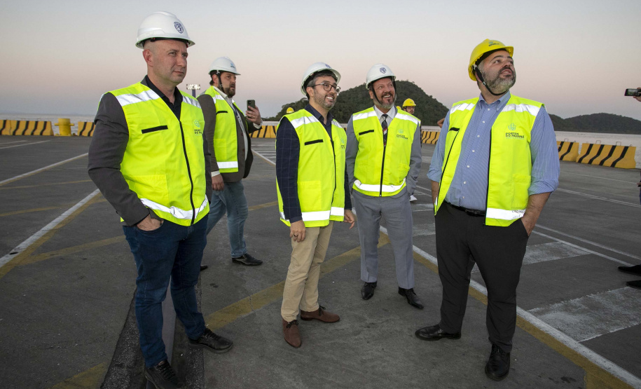 Deputados estaduais visitam o Porto de Paranaguá e homenageiam trabalhadores portuários
