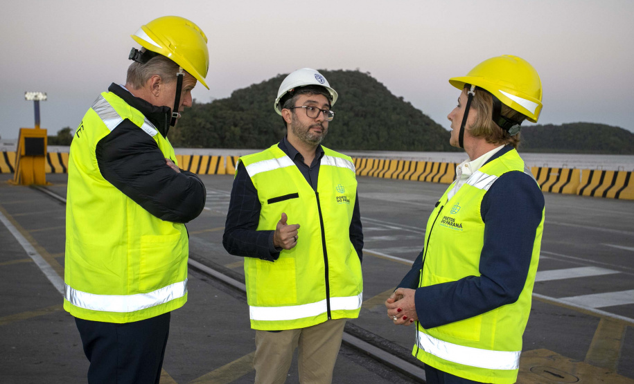 Deputados estaduais visitam o Porto de Paranaguá e homenageiam trabalhadores portuários