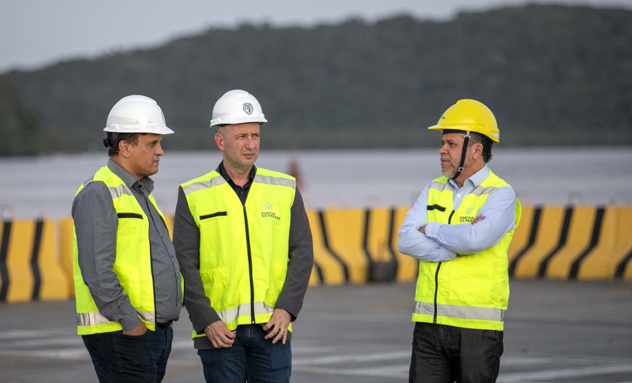 Deputados estaduais visitam o Porto de Paranaguá e homenageiam trabalhadores portuários
