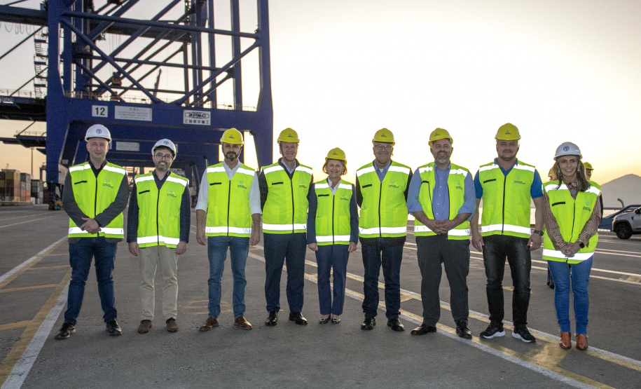 Deputados estaduais visitam o Porto de Paranaguá e homenageiam trabalhadores portuários