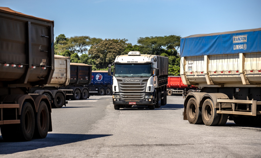 Porto de Paranaguá recebe quase 2.500 caminhões de grãos e farelo em 24 horas