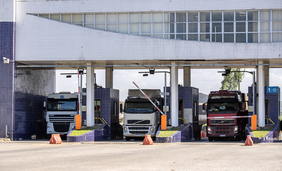 Porto de Paranaguá recebe quase 2.500 caminhões de grãos e farelo em 24 horas