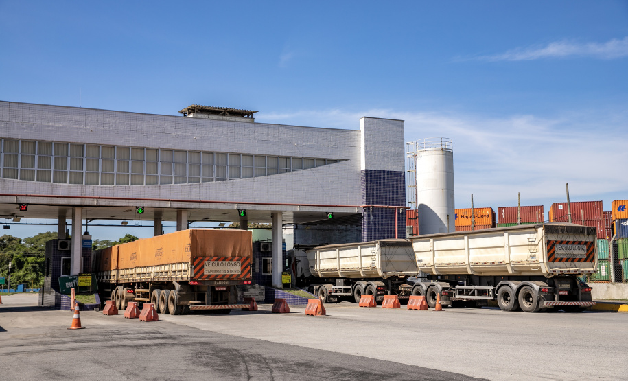 Porto de Paranaguá recebe quase 2.500 caminhões de grãos e farelo em 24 horas