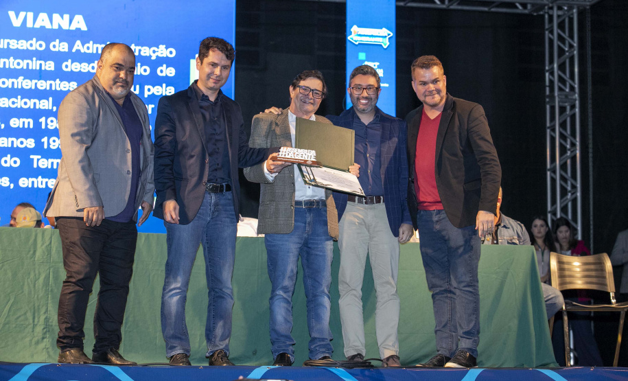 Deputados estaduais visitam o Porto de Paranaguá e homenageiam trabalhadores portuários