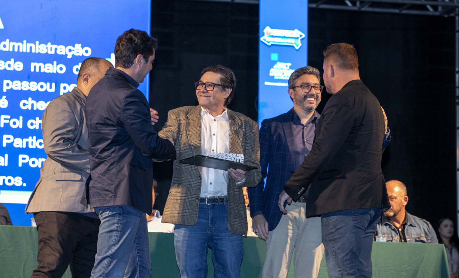 Deputados estaduais visitam o Porto de Paranaguá e homenageiam trabalhadores portuários