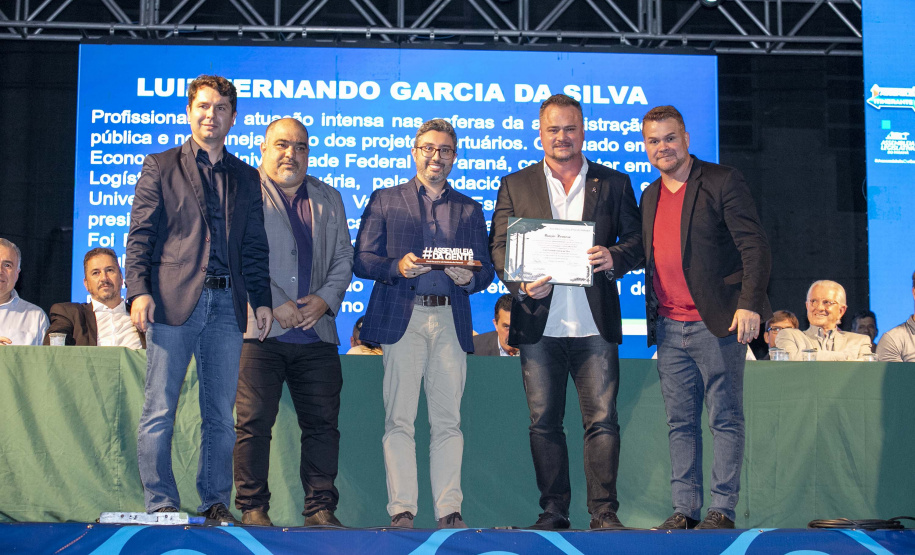 Deputados estaduais visitam o Porto de Paranaguá e homenageiam trabalhadores portuários