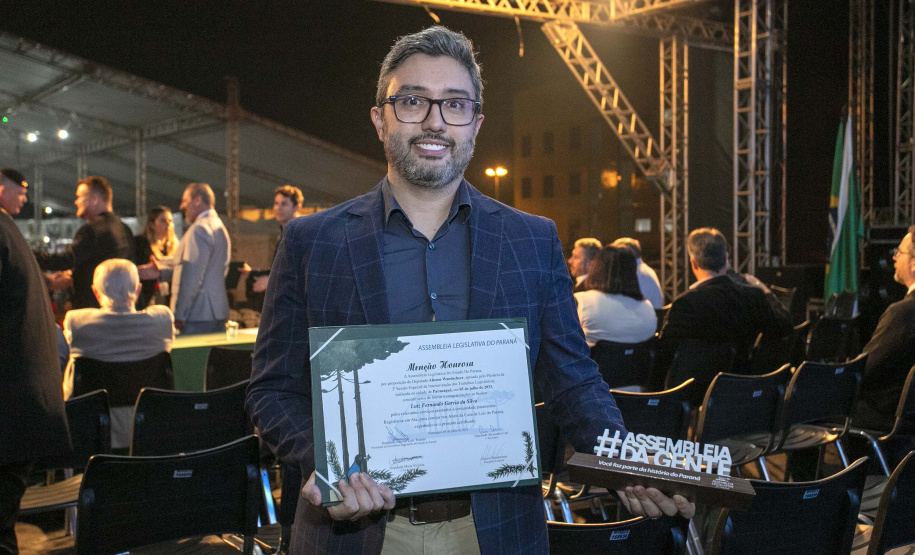 Deputados estaduais visitam o Porto de Paranaguá e homenageiam trabalhadores portuários