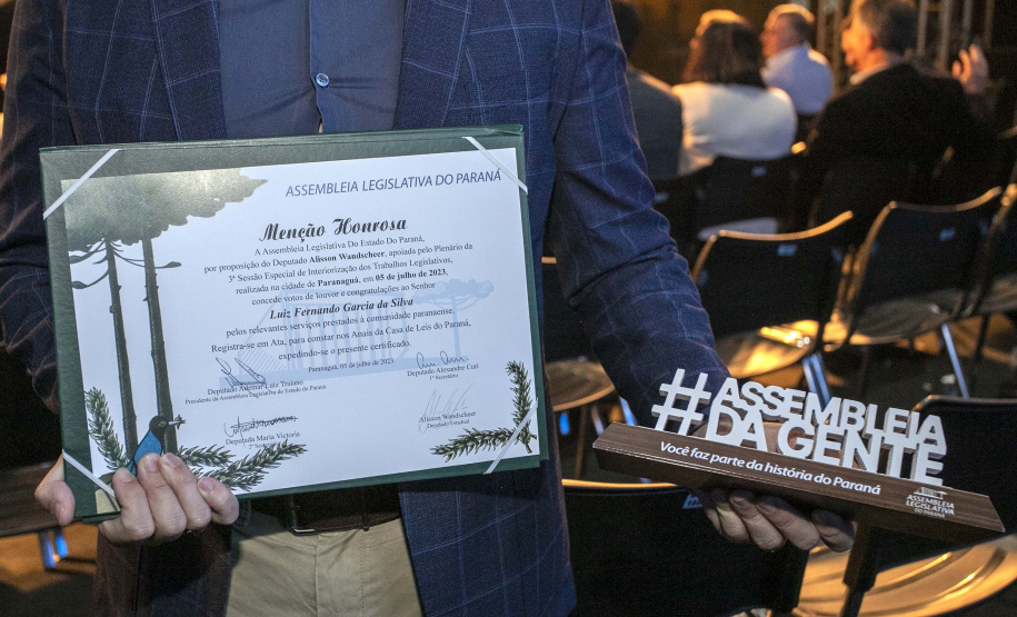 Deputados estaduais visitam o Porto de Paranaguá e homenageiam trabalhadores portuários