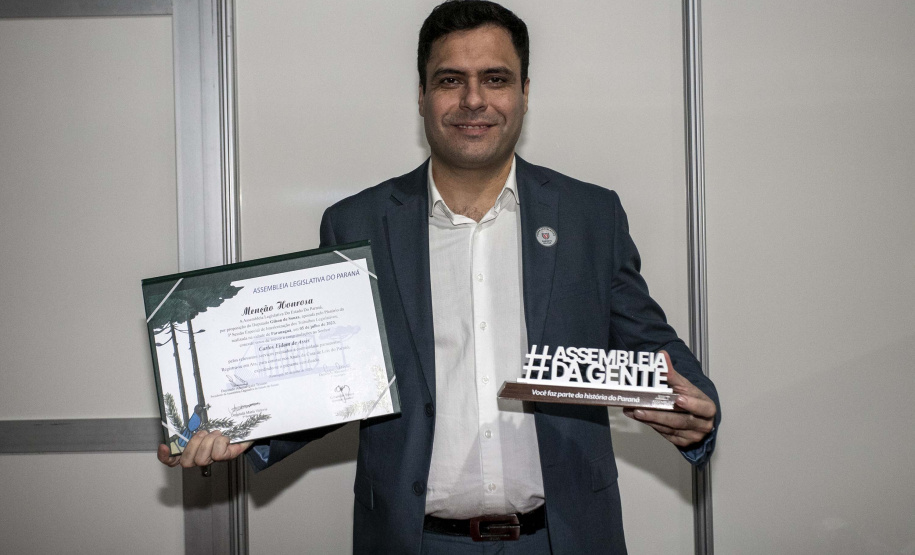 Deputados estaduais visitam o Porto de Paranaguá e homenageiam trabalhadores portuários