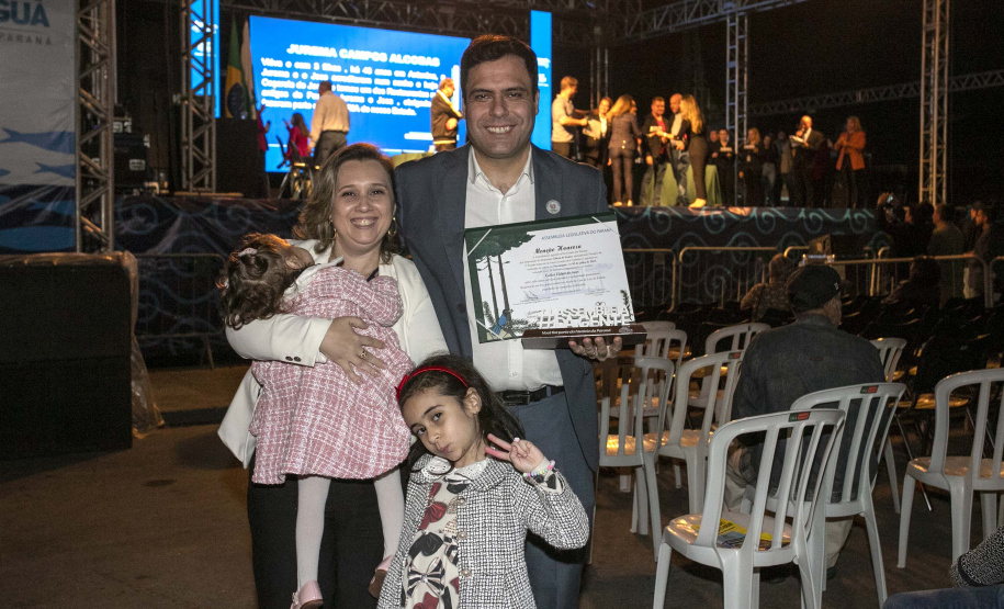 Deputados estaduais visitam o Porto de Paranaguá e homenageiam trabalhadores portuários