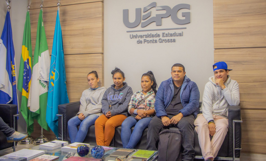 Calouros indígenas da UEPG fazem atividade para conhecer a instituição