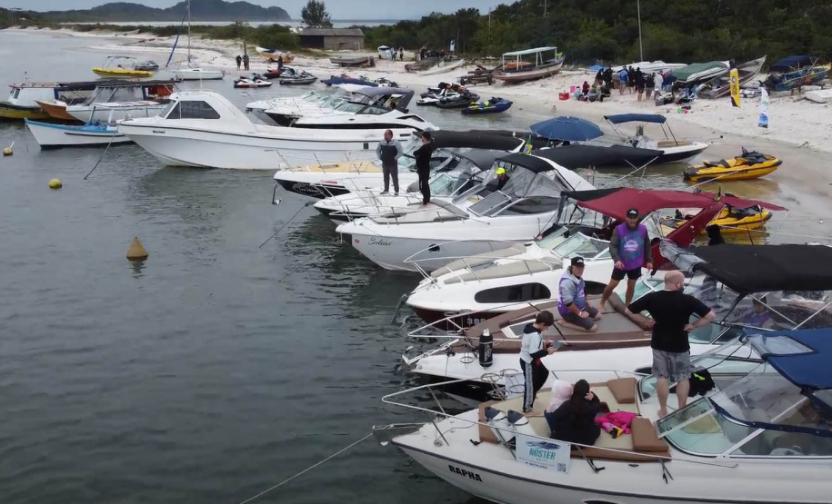 Evento com caça ao tesouro reuniu 150 apaixonados por embarcações na Ilha do Mel