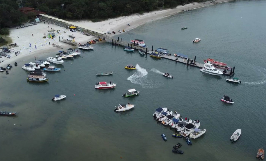 Evento com caça ao tesouro reuniu 150 apaixonados por embarcações na Ilha do Mel