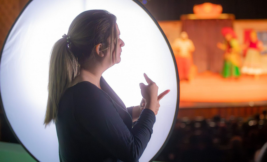 UEPG abre processo seletivo para agente universitário e intérprete de libras