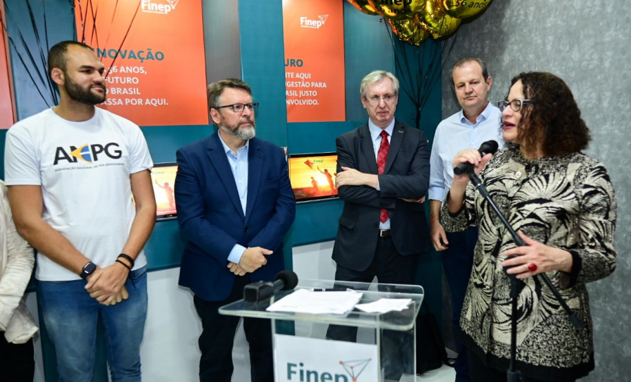 Diretor do BRDE PR; Wilson Bley Lipski, presidente da Finep Celso Pansera, ministra do MCTI Luciana Santos e secretário estadual da Ciência, Tecnologia e Ensino Superior Aldo Nelson Bona