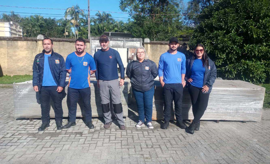 Defesa Civil distribui telhas para os municípios mais afetados pelo temporal