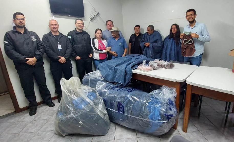 Pessoas privadas de liberdade produzem ponchos e roupas pet para destinar a moradores e cães de rua em Cascavel