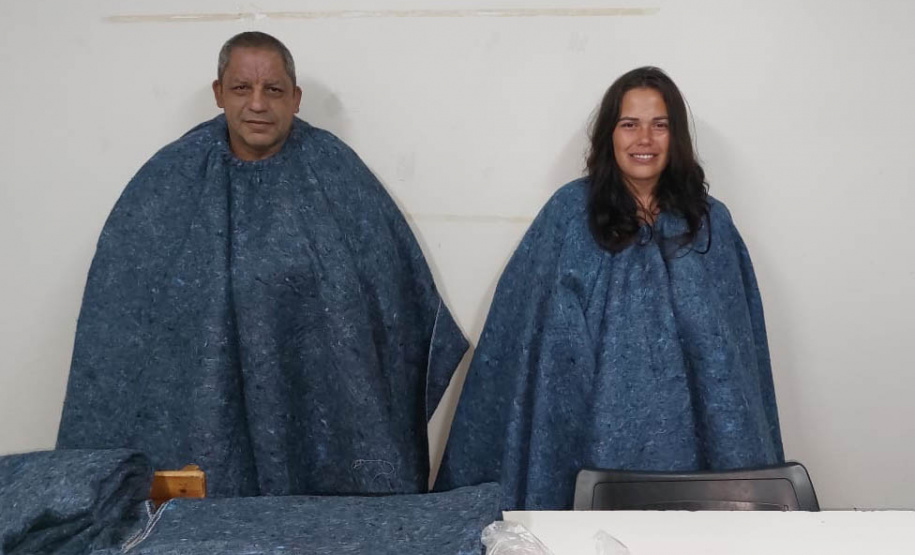 Pessoas privadas de liberdade produzem ponchos e roupas pet para destinar a moradores e cães de rua em Cascavel
