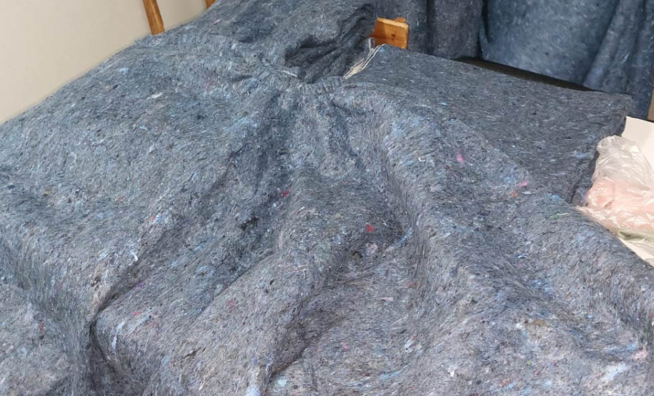 Pessoas privadas de liberdade produzem ponchos e roupas pet para destinar a moradores e cães de rua em Cascavel