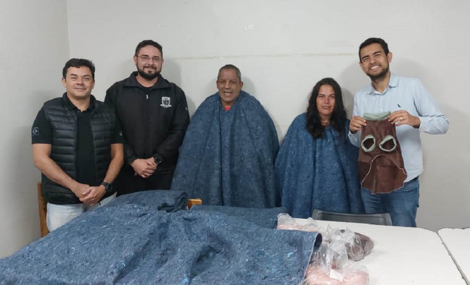 Pessoas privadas de liberdade produzem ponchos e roupas pet para destinar a moradores e cães de rua em Cascavel