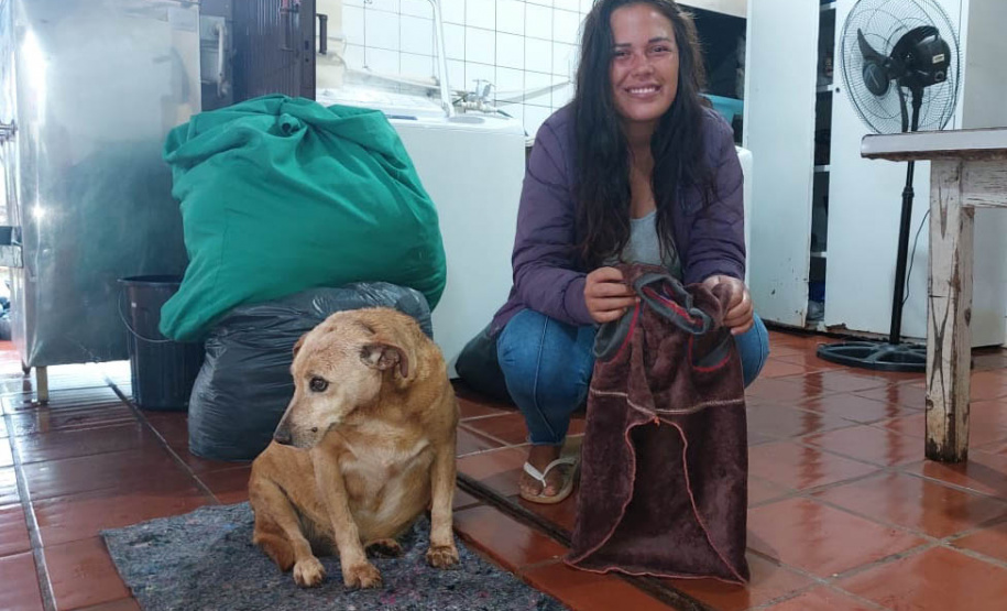 Pessoas privadas de liberdade produzem ponchos e roupas pet para destinar a moradores e cães de rua em Cascavel