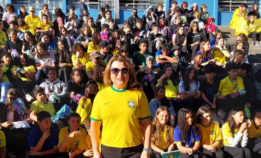 Alunos rede estadual, em Curitiba, enviam cartas de apoio para jogadoras da Seleção Brasileira de Futebol - Na foto, a professora Edna Regina da Silva e os alunos