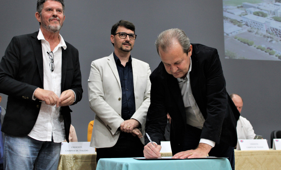 Governo inaugura espaços e repassa recursos para três campi da Unioeste