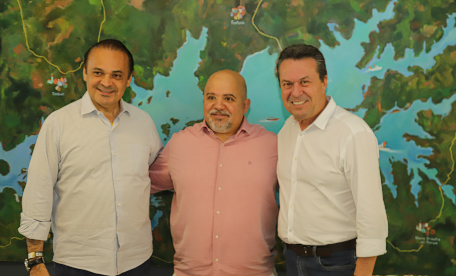 Os estados do Paraná e de São Paulo, por meio de seus secretários de Turismo, Marcio Nunes e Roberto Lucena, assinaram nesta quarta-feira (26/7) protocolo de Intenções para o fomento e promoção da Área Especial de Interesse Turístico Angra Doce, no conjunto formado pelo reservatório da Usina Hidrelétrica de Chavantes e seu entorno, abrangendo os municípios de Ribeirão Claro, Carlópolis, Siqueira Campos, Jacarezinho e Salto do Itararé (PR) e de Chavantes, Ourinhos, Canitar, Ipaussu, Timburi, Piraju, Fartura,